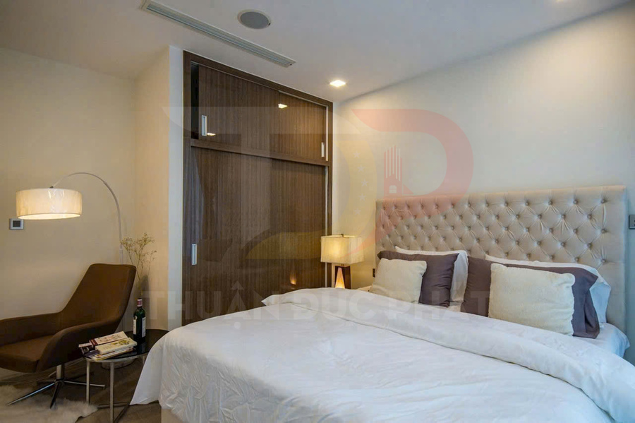 Cho thuê căn hộ Vinhomes Golden River Aqua 2 hai phòng ngủ 68,9 mét vuông, nội thất cao cấp, giá 35 triệu mỗi tháng