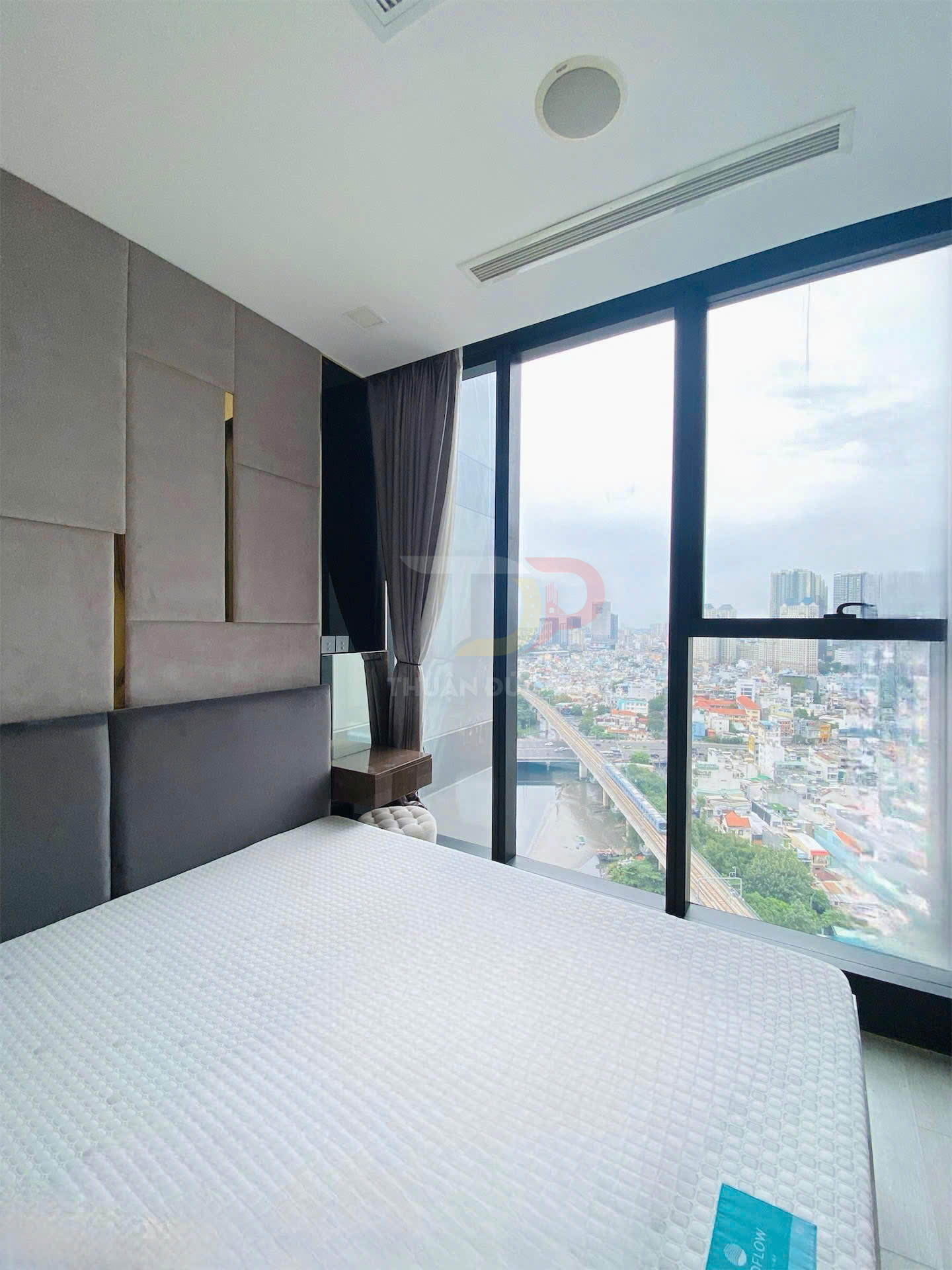 Bán căn hộ Vinhomes Golden River Aqua 4 một phòng ngủ full nội thất view sông và Landmark 81 trực diện