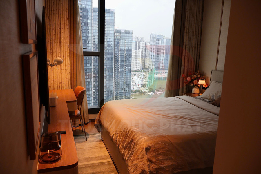 Thuê căn hộ hai phòng ngủ Grand Marina Sài Gòn tòa Sea, diện tích từ 80 đến 100 mét vuông, giá 100 triệu đồng mỗi tháng