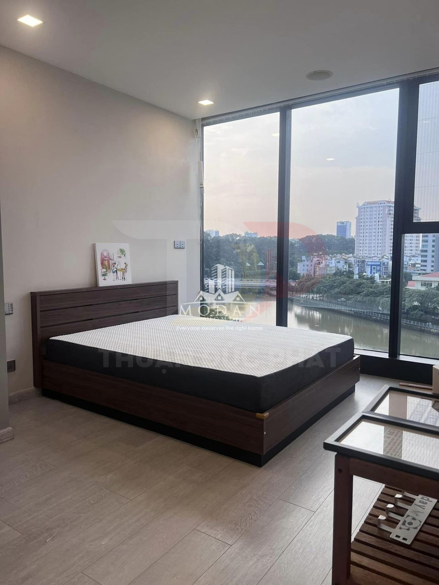 Giường ngủ gỗ hiện đại với nệm trắng trong phòng ngủ có cửa kính lớn nhìn ra thành phố