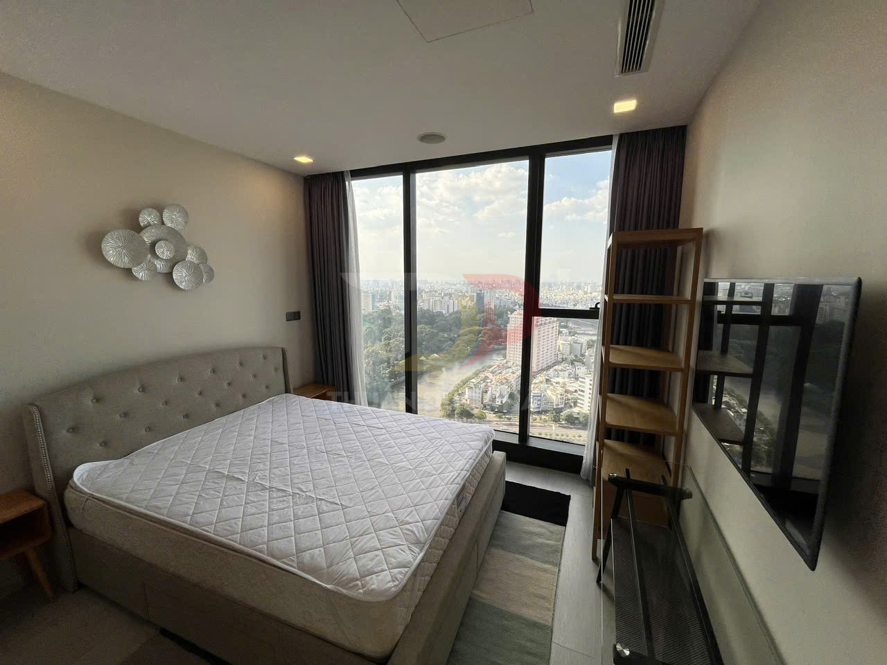Phòng ngủ chung cư hiện đại với giường nệm lớn cạnh cửa kính toàn cảnh thành phố
