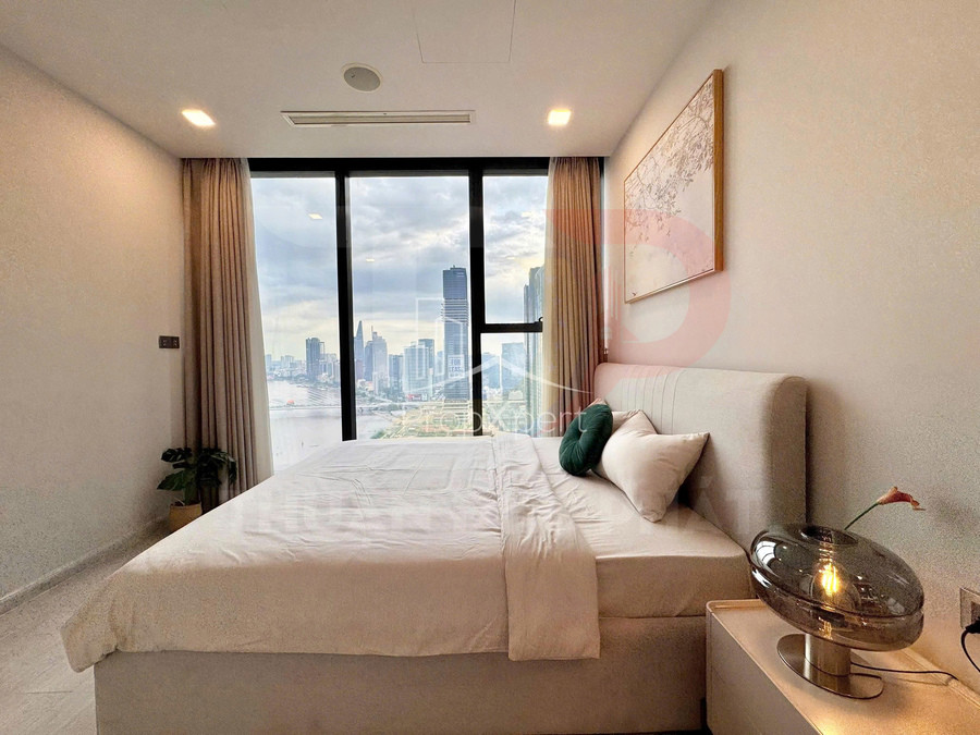 Phòng ngủ chung cư hiện đại với giường đôi trắng, cửa kính lớn nhìn ra toàn cảnh thành phố