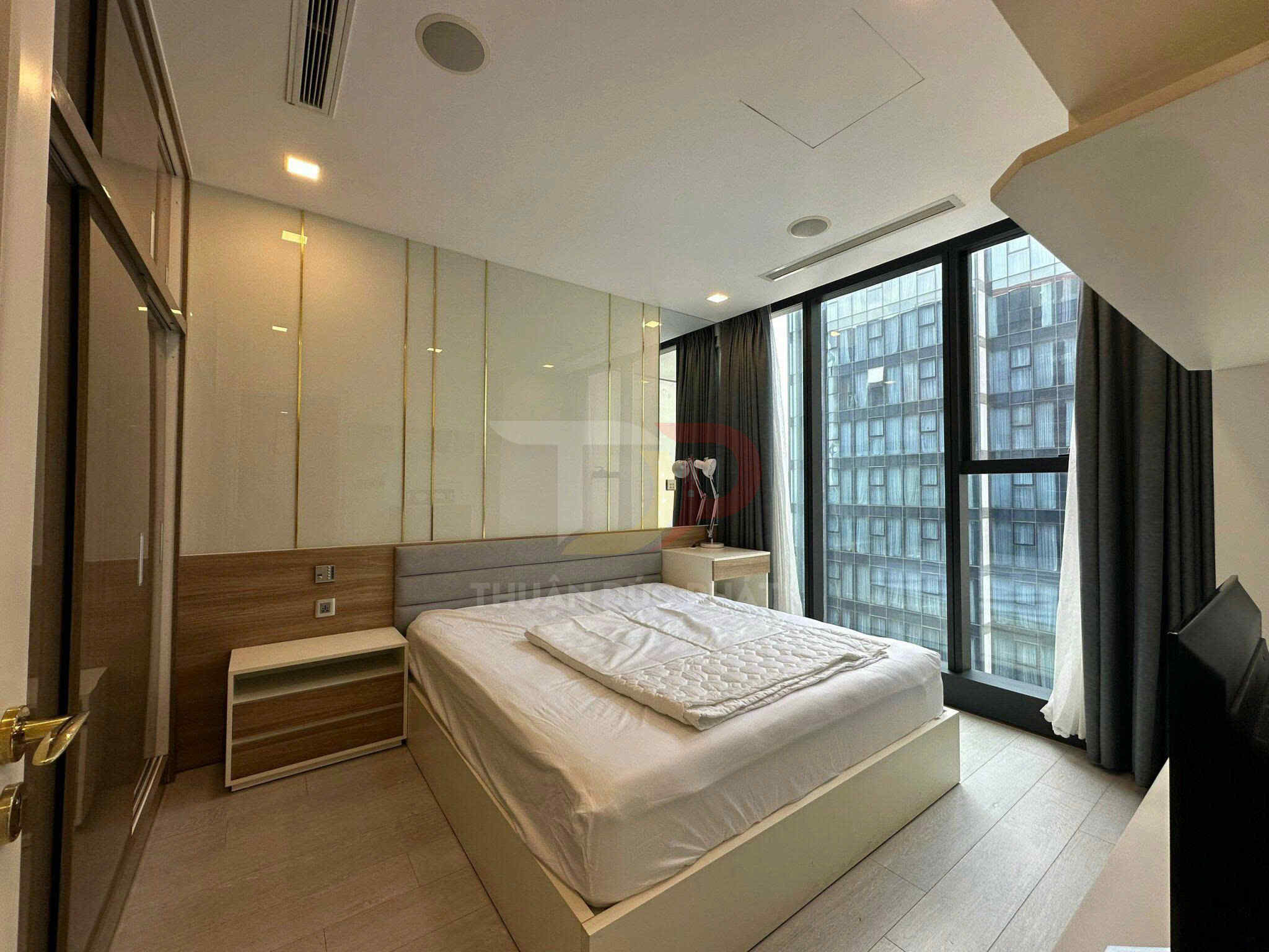 Cho thuê căn hộ Vinhomes Golden River Aqua 1 một phòng ngủ full nội thất view xéo sông và công viên giá 22 triệu NET