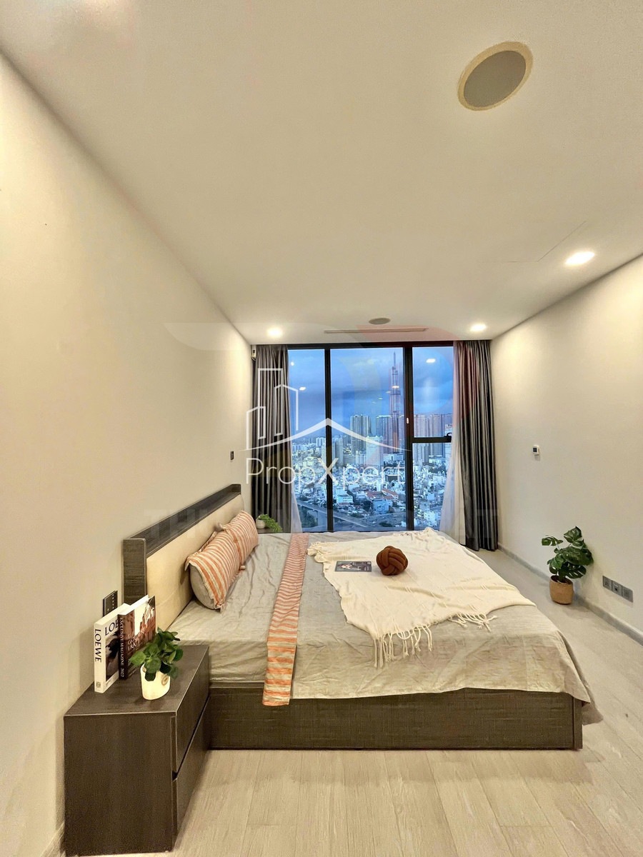 Phòng ngủ hiện đại với giường đôi, ga màu trung tính, cửa kính lớn nhìn ra thành phố ban đêm