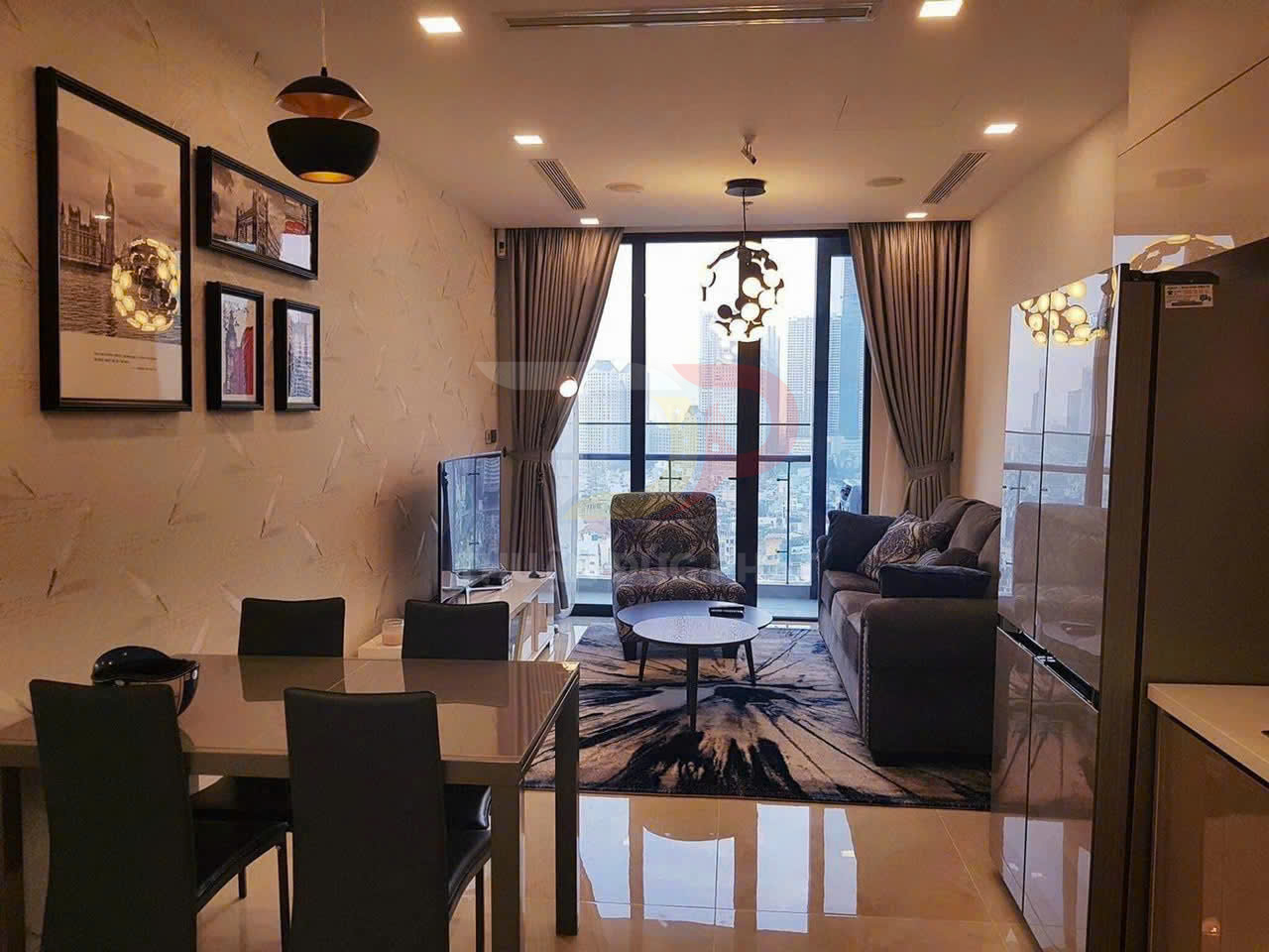Phòng khách chung cư hiện đại với sofa xám, bàn trà, bàn ăn và cửa kính lớn nhìn ra thành phố