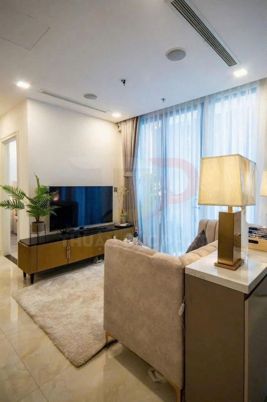 Cho thuê căn hộ Vinhomes Golden River Aqua 2 hai phòng ngủ 68,9 mét vuông, nội thất cao cấp, giá 35 triệu mỗi tháng