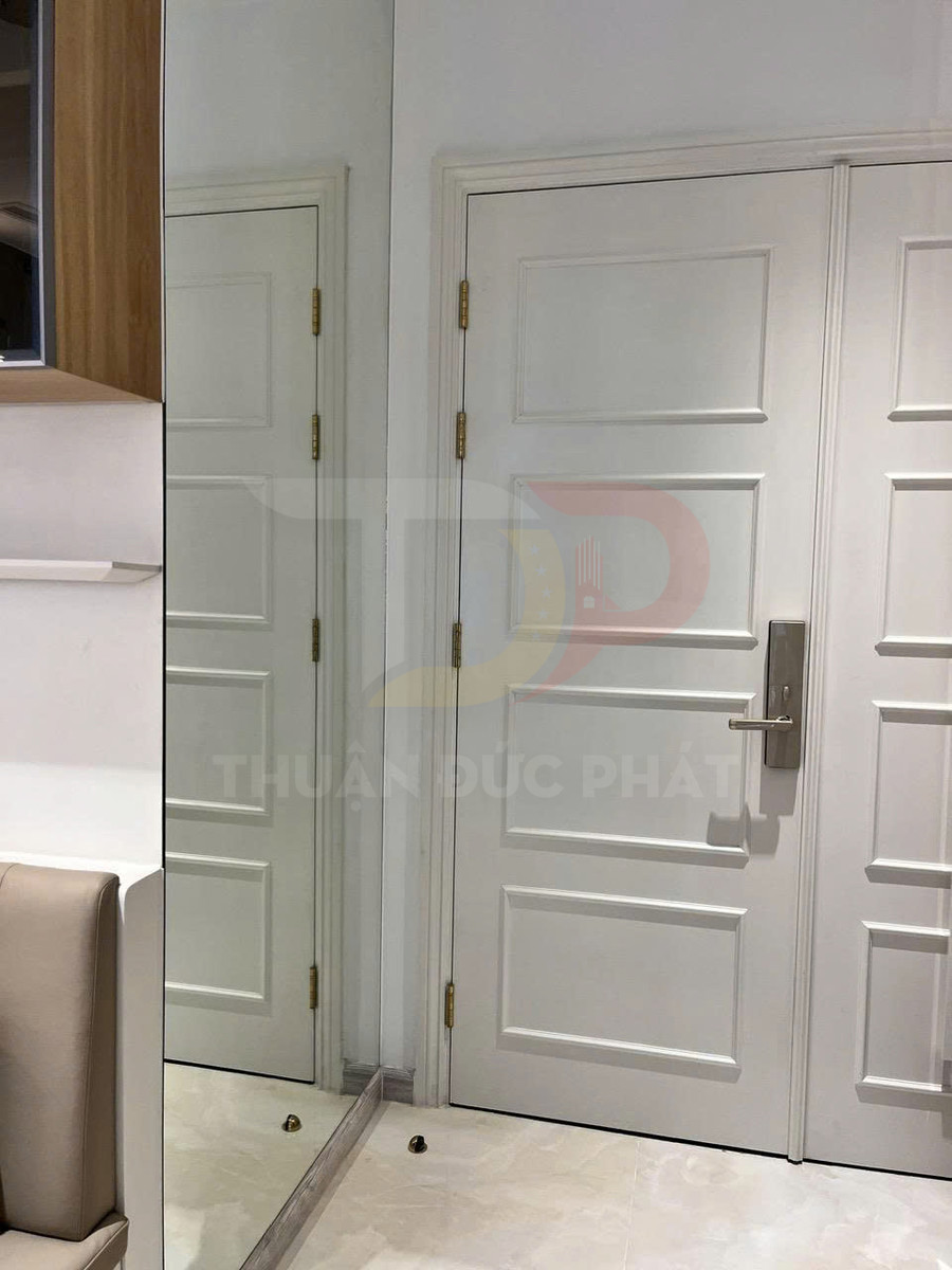 Cửa gỗ màu trắng phòng ngủ hiện đại kèm gương toàn thân và tay nắm inox sáng bóng