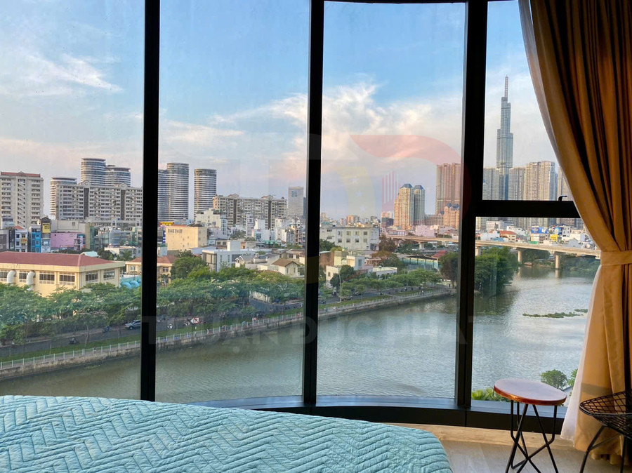 Căn hộ view sông với cửa kính lớn nhìn ra trung tâm thành phố và tòa nhà cao tầng