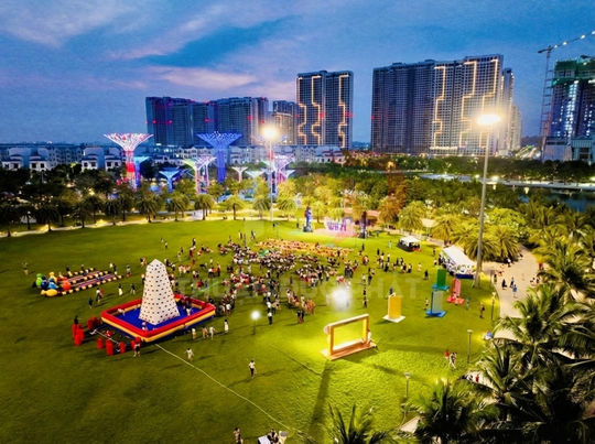 Sự kiện team building ngoài trời với khu trò chơi leo núi hơi và nhiều hoạt động trên bãi cỏ rộng trong công viên đô thị