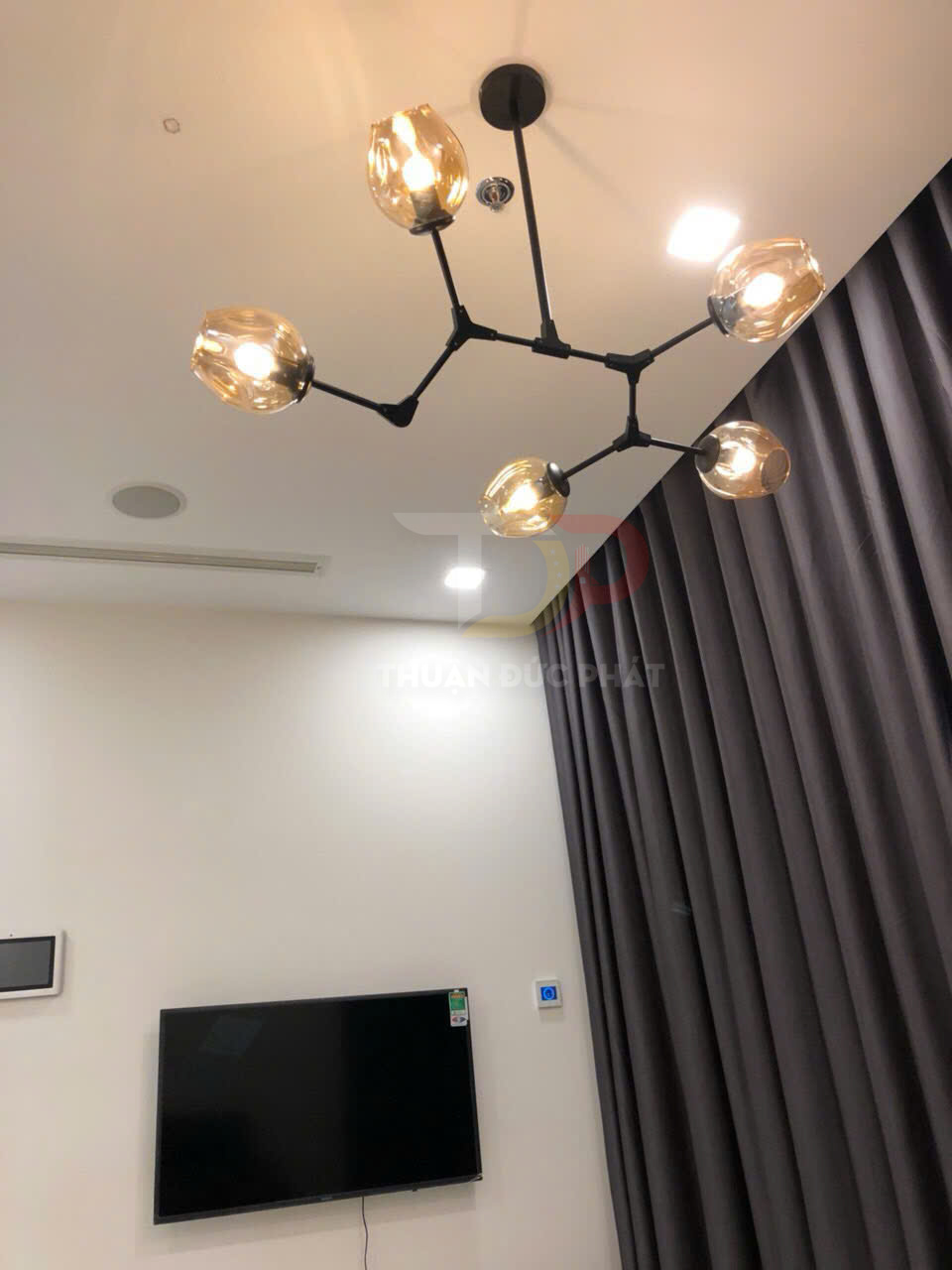 Cho thuê căn hộ Vinhomes Golden River Aqua 1 full nội thất 2 phòng ngủ 83m2 view thành phố và Landmark 81 giá 44 triệu bao thuế