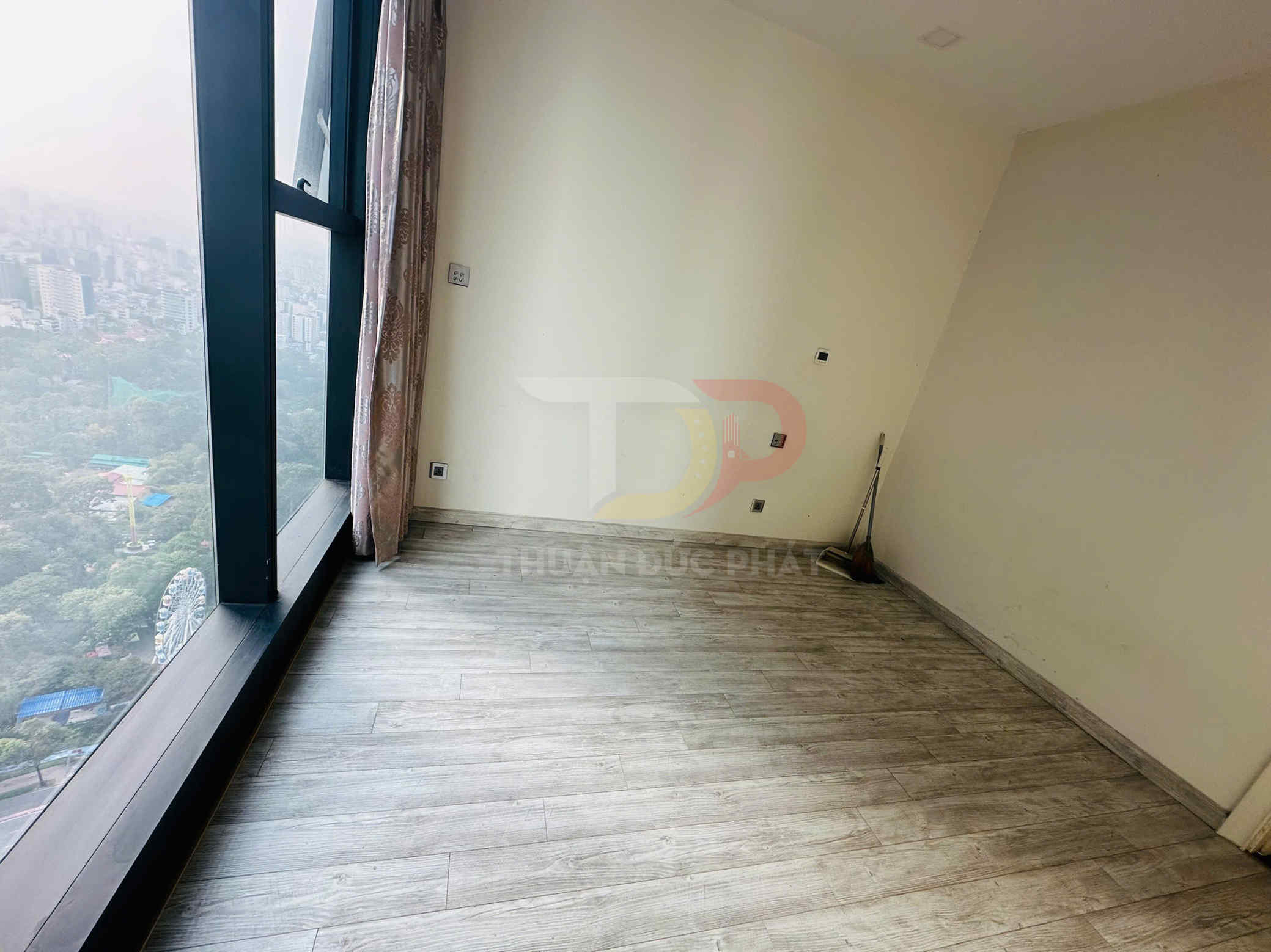 Cho thuê căn hộ Vinhomes Golden River Aqua 1 2 phòng ngủ 84 mét vuông view xéo sông Thảo Cầm Viên giá 28 triệu net