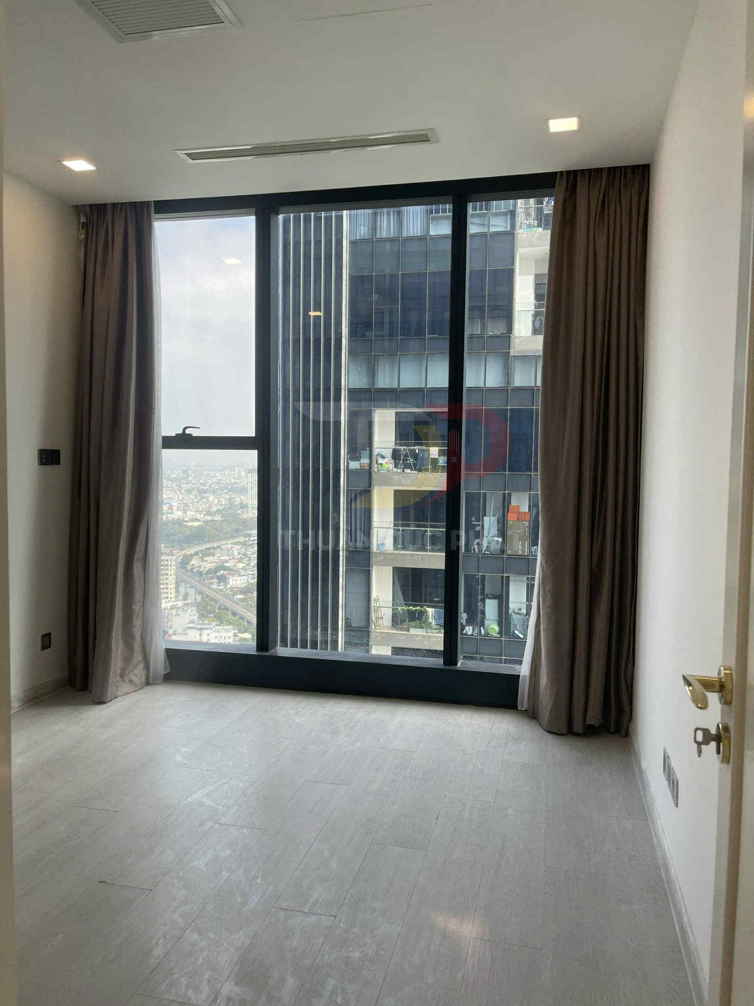 Cho thuê căn hộ Vinhomes Golden River Aqua 3 view sông và Bitexco, 3 phòng ngủ 118m2 nội thất cơ bản giá 45 triệu còn thương lượng