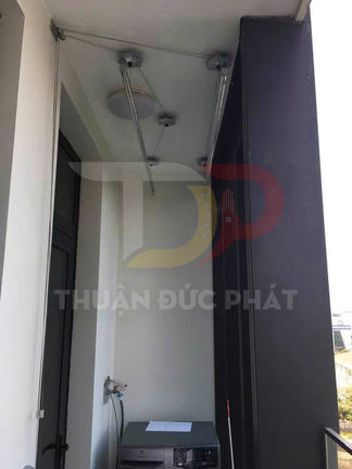 Giàn phơi thông minh gắn trần ban công nhỏ kèm máy giặt bên dưới
