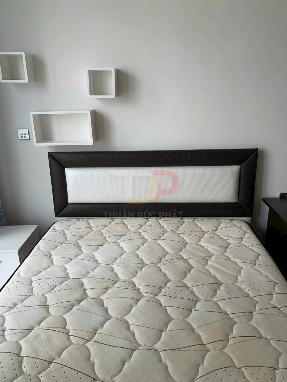 Nệm ngủ dày họa tiết nổi đặt trên giường khung gỗ bọc nệm đầu giường trong phòng ngủ hiện đại