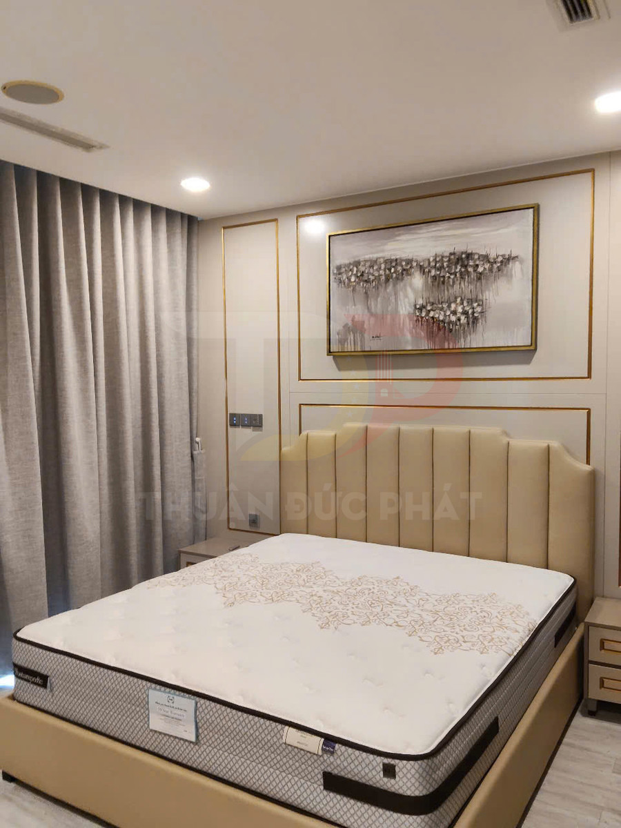 Nệm lò xo cao cấp màu trắng trên giường bọc da trong phòng ngủ hiện đại sang trọng