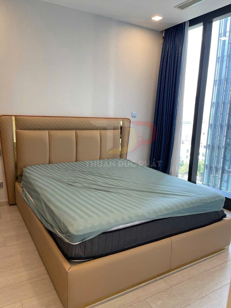 Cho Thuê Căn Hộ Vinhomes Golden River Aqua 1 Full Nội Thất 1 Phòng Ngủ 50m2 View Nội Khu Giá 27 Triệu Net