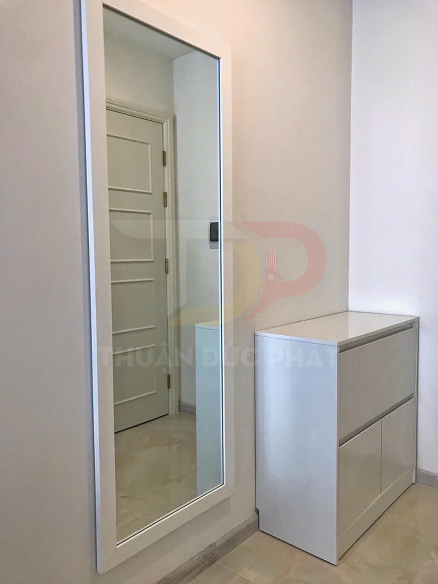 Gương toàn thân khung trắng treo tường cạnh tủ giày màu trắng trong phòng hiện đại