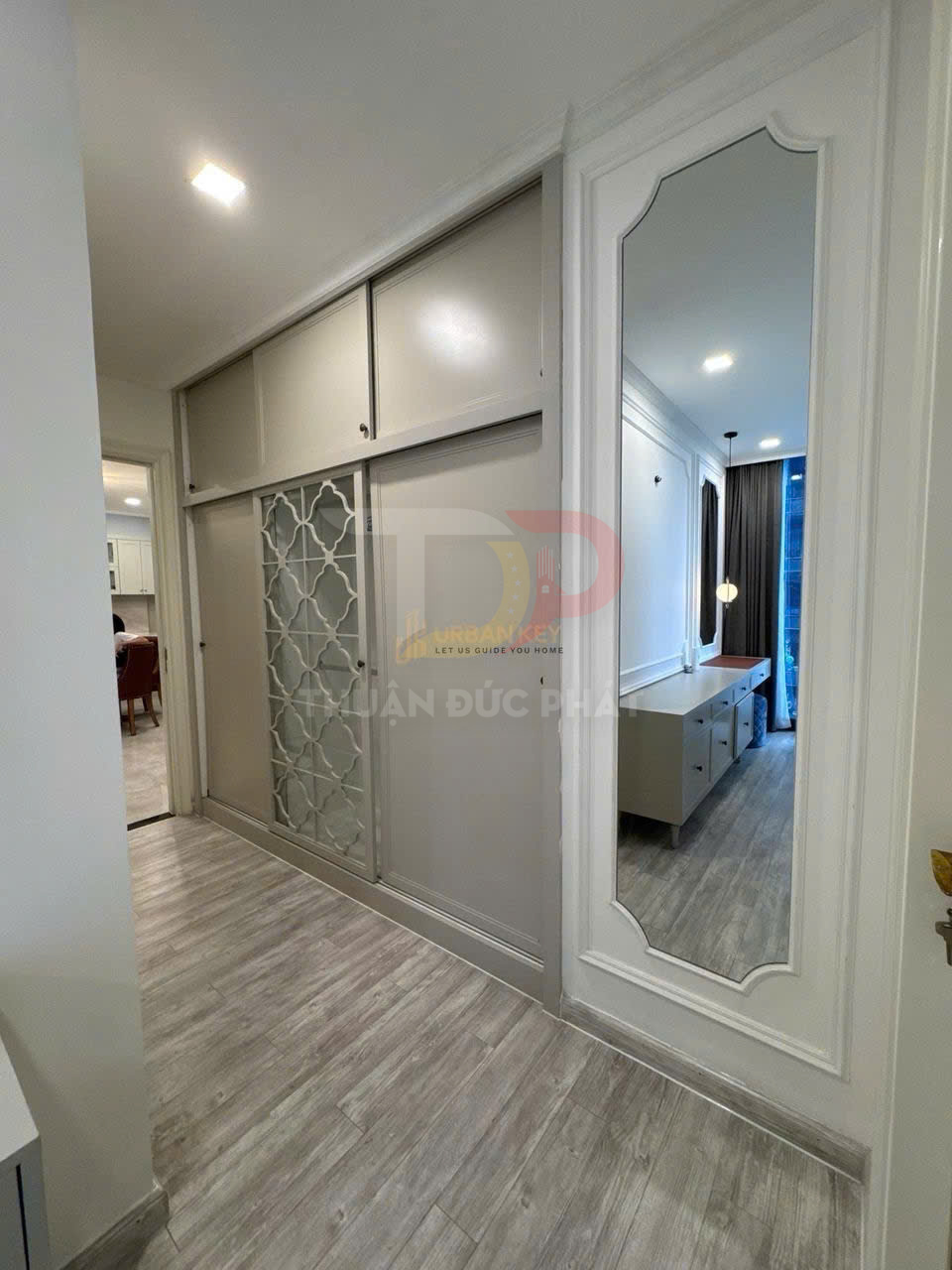 Cho Thuê Căn Hộ Vinhomes Golden River Lux 6 Hai Phòng Ngủ Full Nội Thất, View Thành Phố Và Nội Khu A1, Giá 33 Triệu Đồng