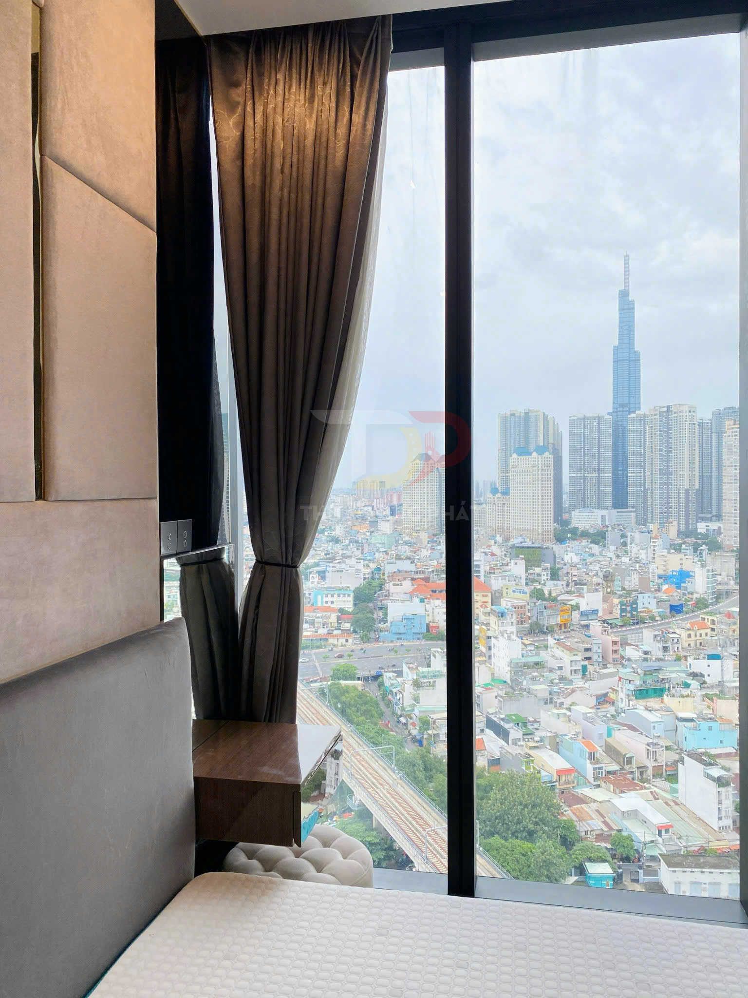 Bán căn hộ 1 phòng ngủ Aqua 4 Vinhomes Golden River full nội thất view Landmark 81 giá 10,5 tỷ