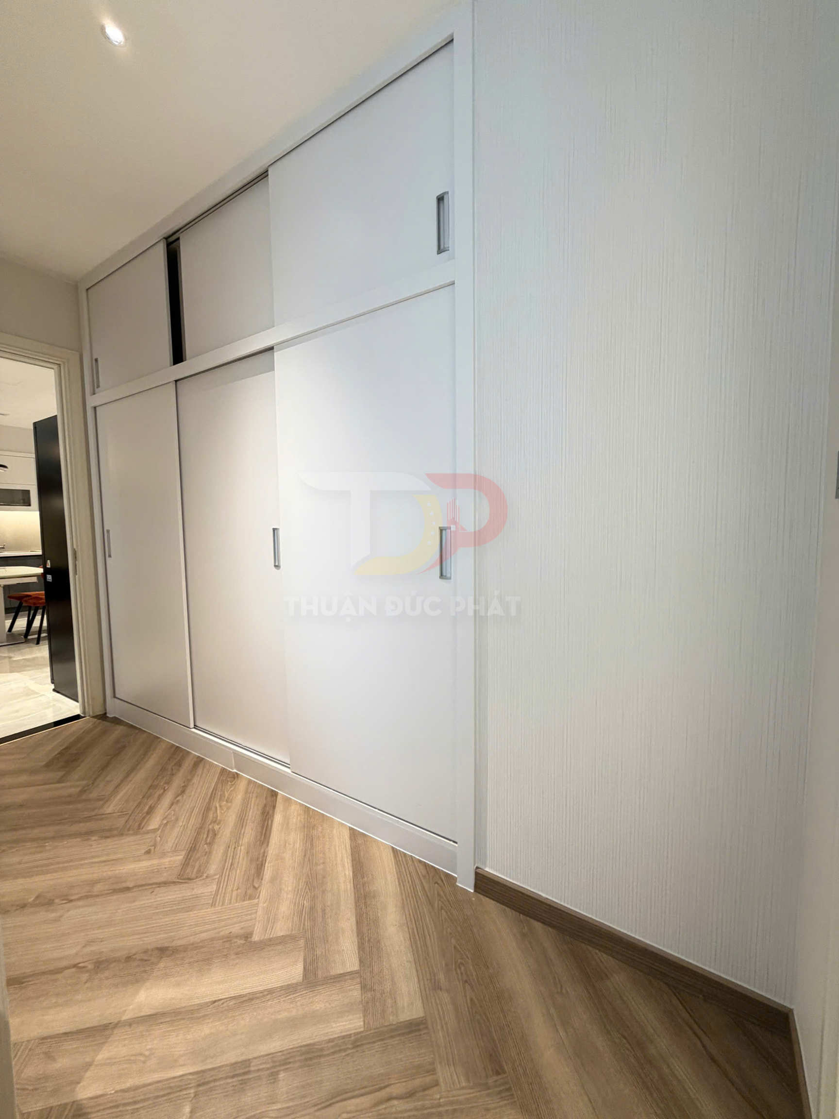 Cho Thuê Căn Hộ Vinhomes Golden River Lux 6, 2 Phòng Ngủ, Full Nội Thất, View Nội Khu Về A1