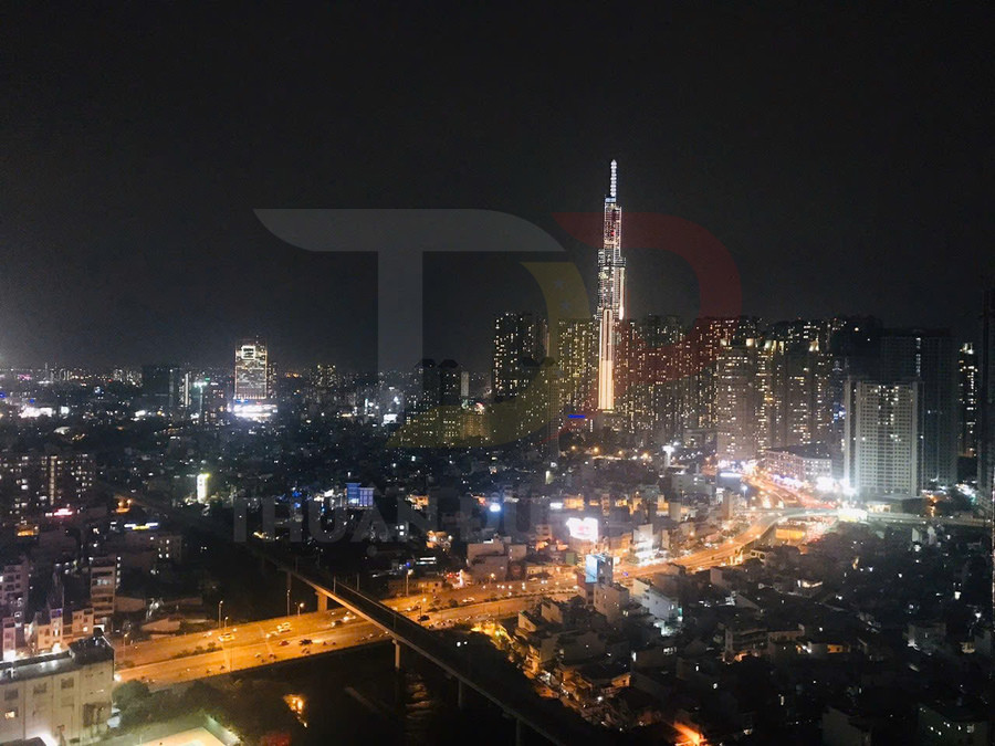 Thành phố Hồ Chí Minh về đêm với tòa nhà Landmark 81 và các tuyến đường sáng đèn