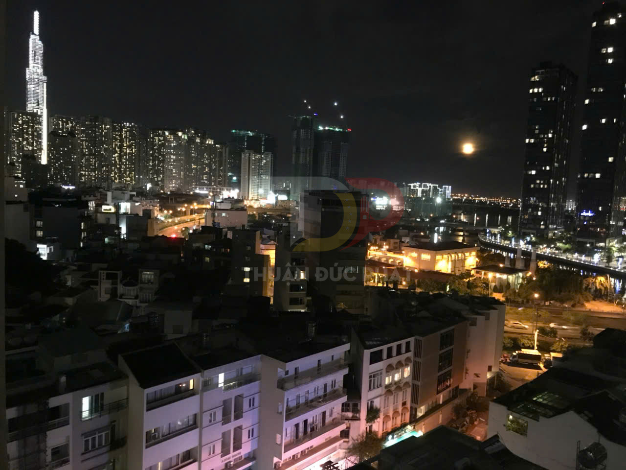 Toàn cảnh thành phố về đêm với các tòa nhà cao tầng và đường phố sáng đèn