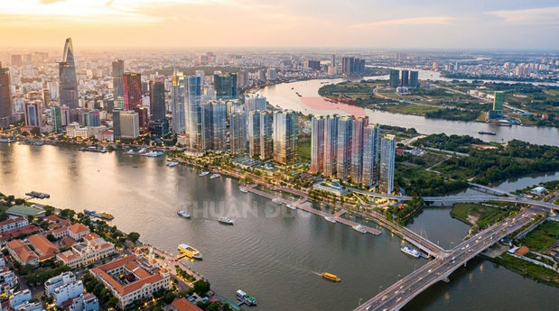 Toàn cảnh khu căn hộ cao cấp ven sông Sài Gòn với nhiều tòa nhà chọc trời và cầu bắc qua sông
