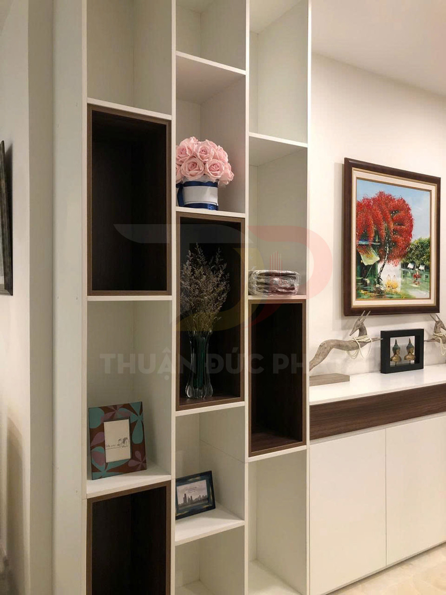 Kệ gỗ trang trí phòng khách màu trắng nâu với ô trưng bày lọ hoa, khung ảnh và tranh treo tường