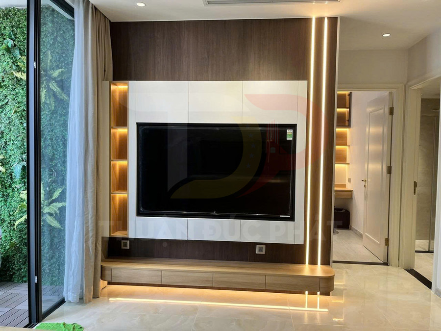 Kệ tivi gỗ hiện đại với tivi màn hình phẳng lớn và hệ đèn LED trang trí phòng khách