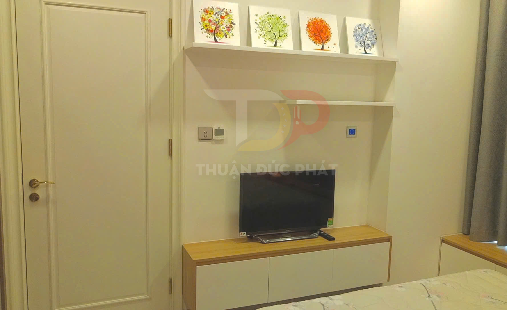 Kệ tivi gỗ hiện đại trong phòng ngủ nhỏ gọn, mặt gỗ tự nhiên kết hợp tủ trắng và tivi màn hình phẳng