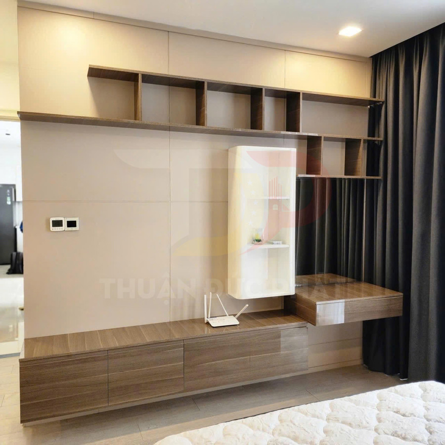 Kệ tivi gỗ hiện đại liền bàn trang điểm treo tường trong phòng ngủ có rèm tối màu
