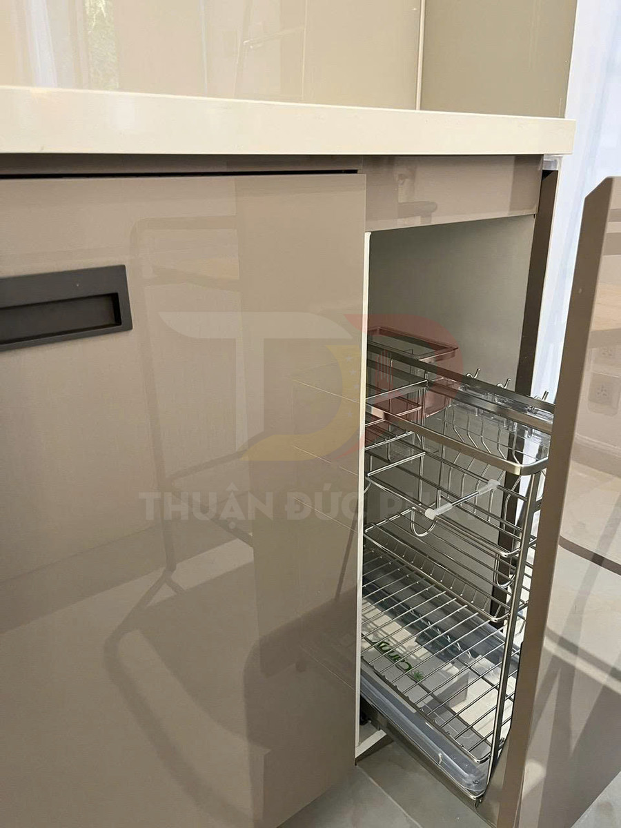 Kệ gia vị inox dạng kéo lắp âm tủ bếp hiện đại màu kem