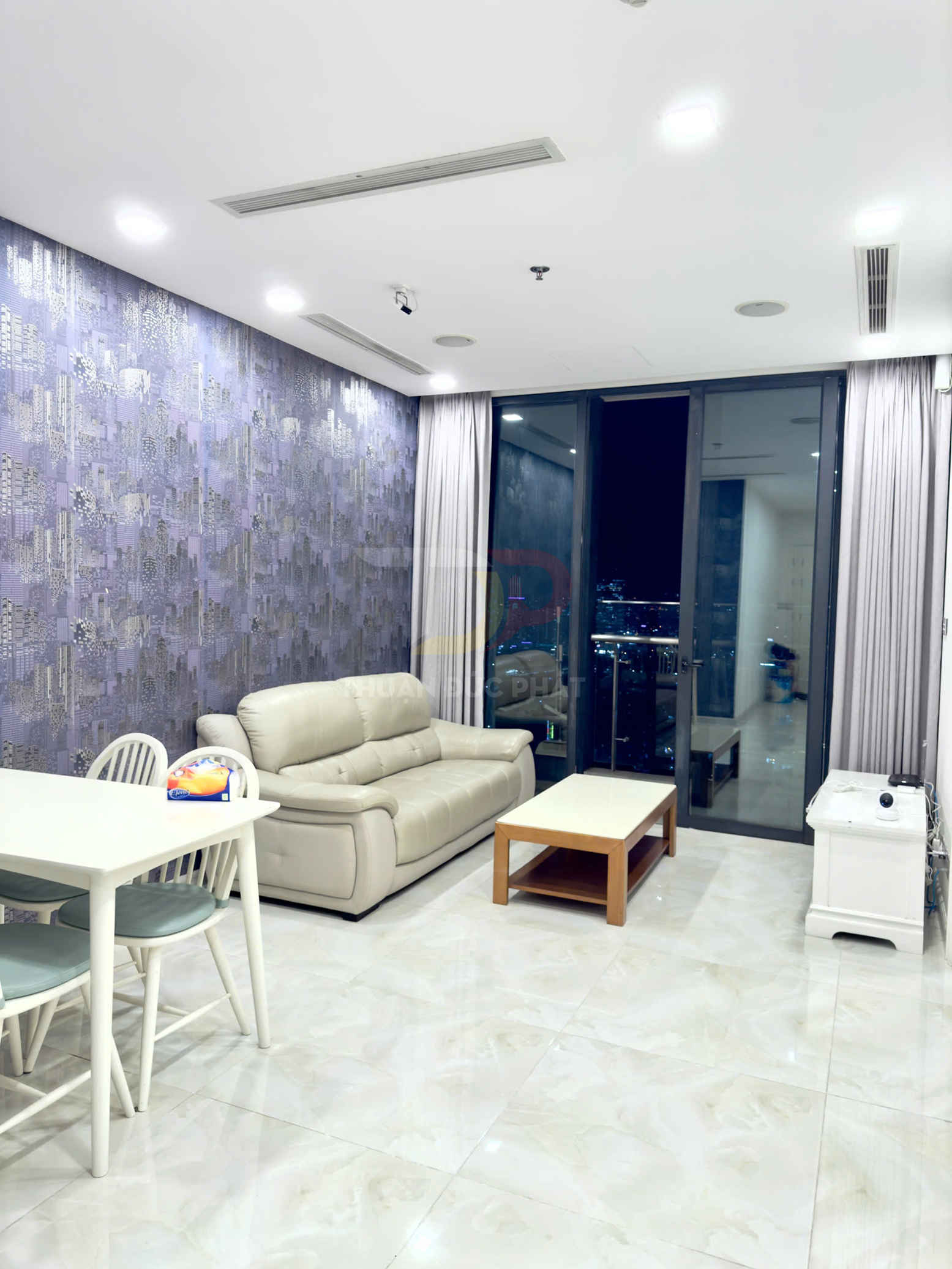 Bán căn hộ Vinhomes Golden River Aqua 3 full nội thất 2 phòng ngủ view Thành phố Landmark 81 giá 13.2 tỷ