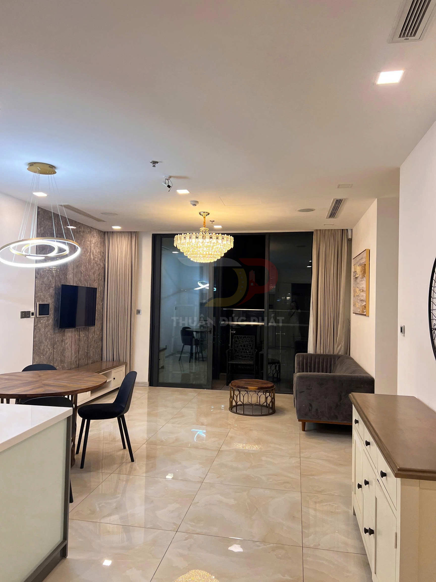 Bán căn hộ Vinhomes Golden River Aqua 1 2 phòng ngủ 83,2 m2 full nội thất giá 19 tỷ
