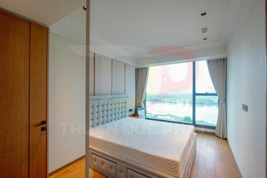 Phòng ngủ hiện đại với giường nệm lớn cạnh cửa sổ kính toàn cảnh view sông