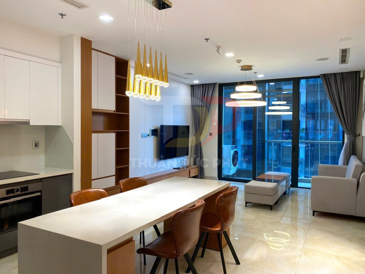 Phòng khách căn hộ hiện đại với bàn ăn đá, ghế da nâu, sofa xám và đèn trần trang trí cạnh cửa kính lớn