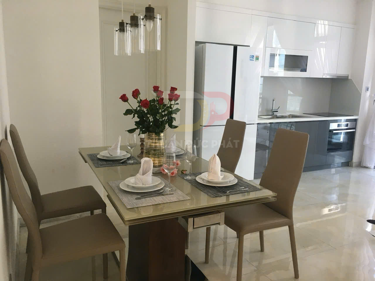 Bộ bàn ăn kính 4 ghế bọc nệm màu be bày biện sang trọng trong phòng bếp hiện đại