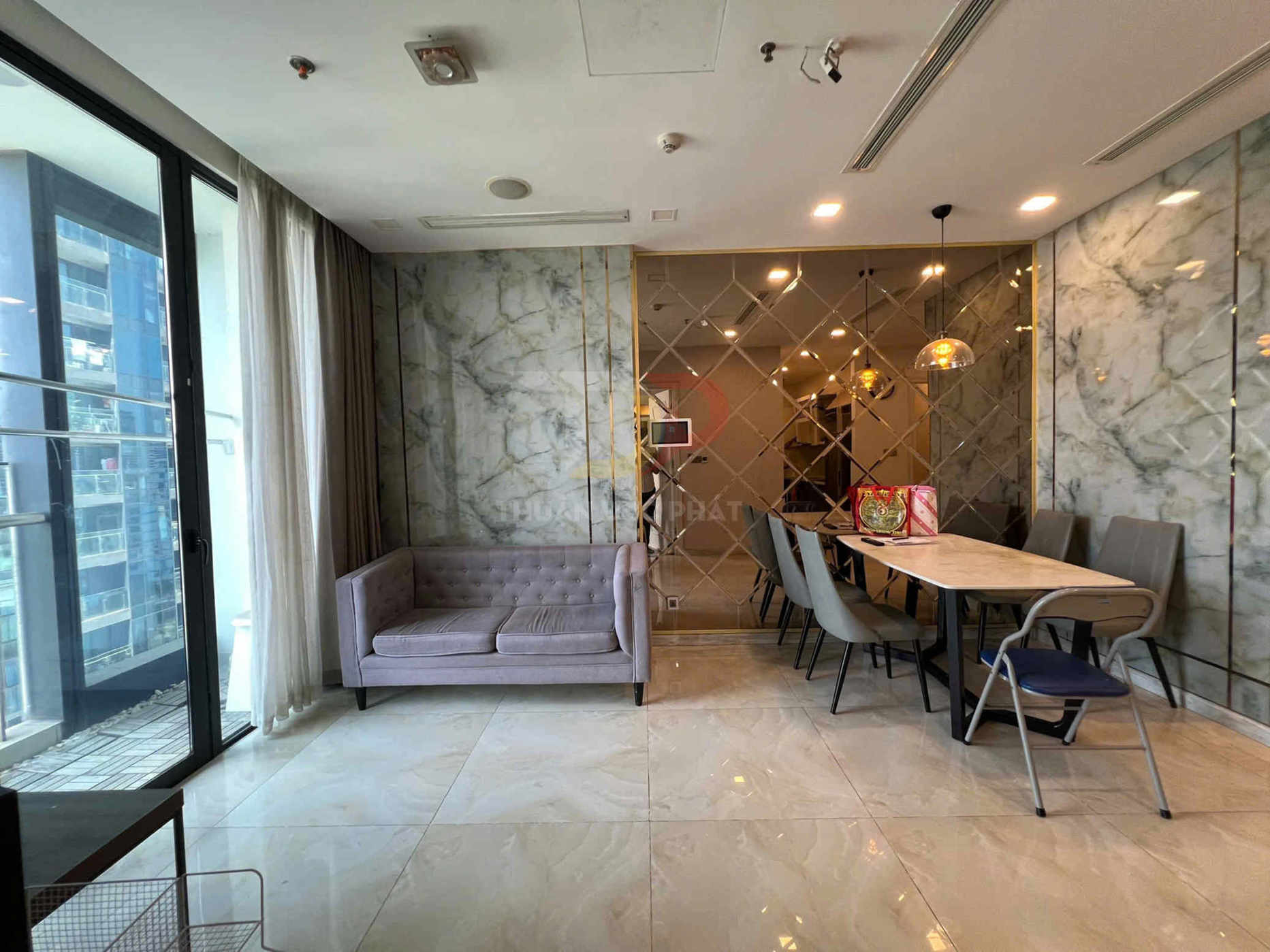 Cho Thuê Căn Hộ Vinhomes Golden River Aqua 4 2 Phòng Ngủ Full Nội Thất View Sông Bitexco Layout Dọc Giá 26 Triệu NET