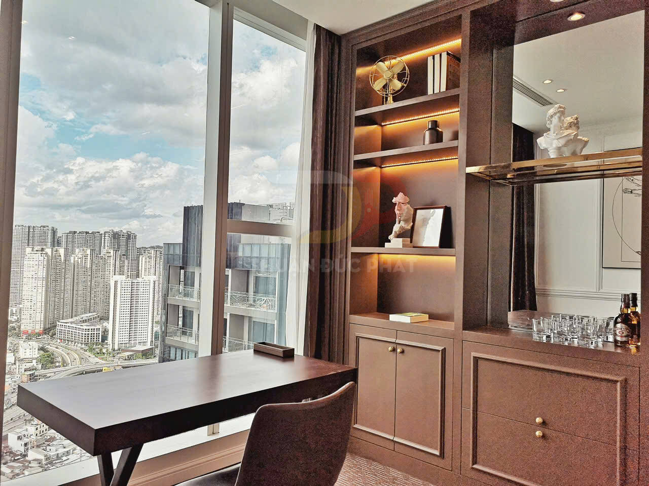 Cho thuê căn hộ Vinhomes Golden River Aqua 3 2 phòng ngủ 72 m2 full nội thất view thành phố Landmark 81 giá 42 triệu bao thuế, trống sẵn ngày 01/04/2026