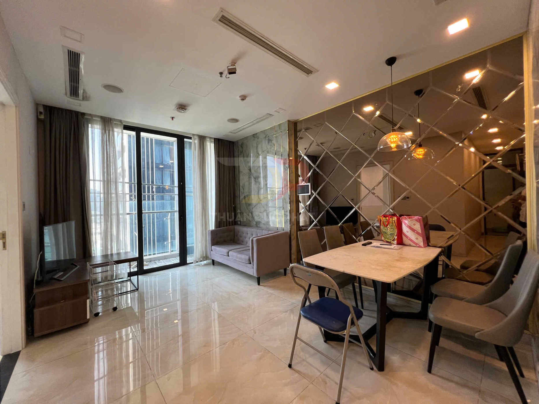Cho Thuê Căn Hộ Vinhomes Golden River Aqua 4 2 Phòng Ngủ Full Nội Thất View Sông Bitexco Layout Dọc Giá 26 Triệu NET