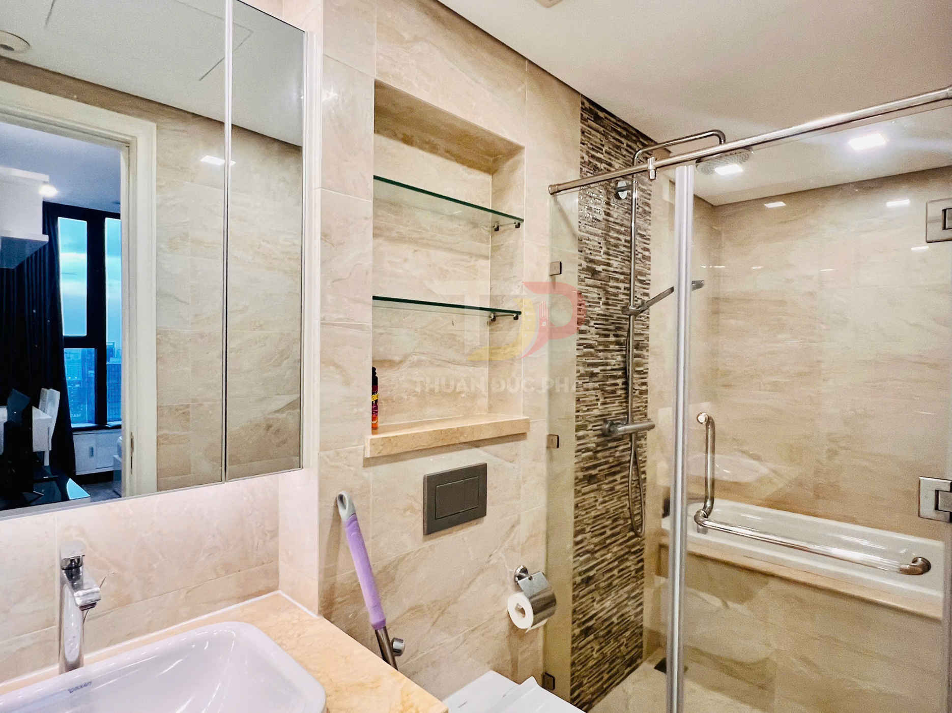 Cho thuê căn hộ Vinhomes Golden River Aqua 2 view sông Bitexco full nội thất 2 phòng ngủ giá 37 triệu