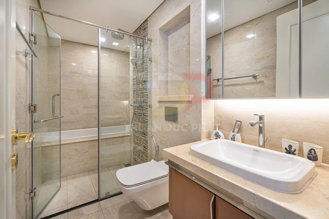 Bán căn hộ Vinhomes Golden River Aqua 1 full nội thất 2 phòng ngủ view Thành Phố và Landmark 81, diện tích 83 m2 giá 17.5 tỷ