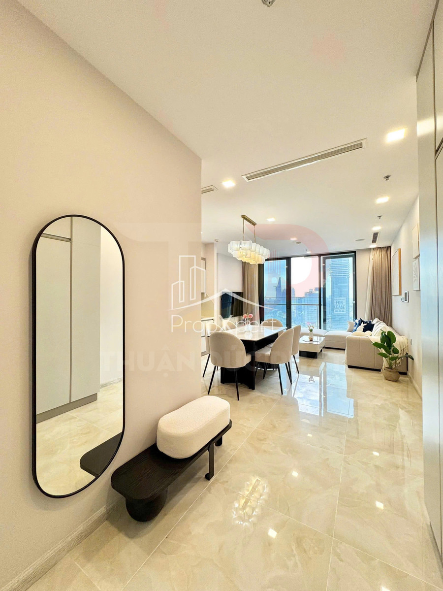 Căn hộ hiện đại với gương treo tường, ghế băng, bàn ăn và phòng khách sáng có cửa kính lớn nhìn ra thành phố