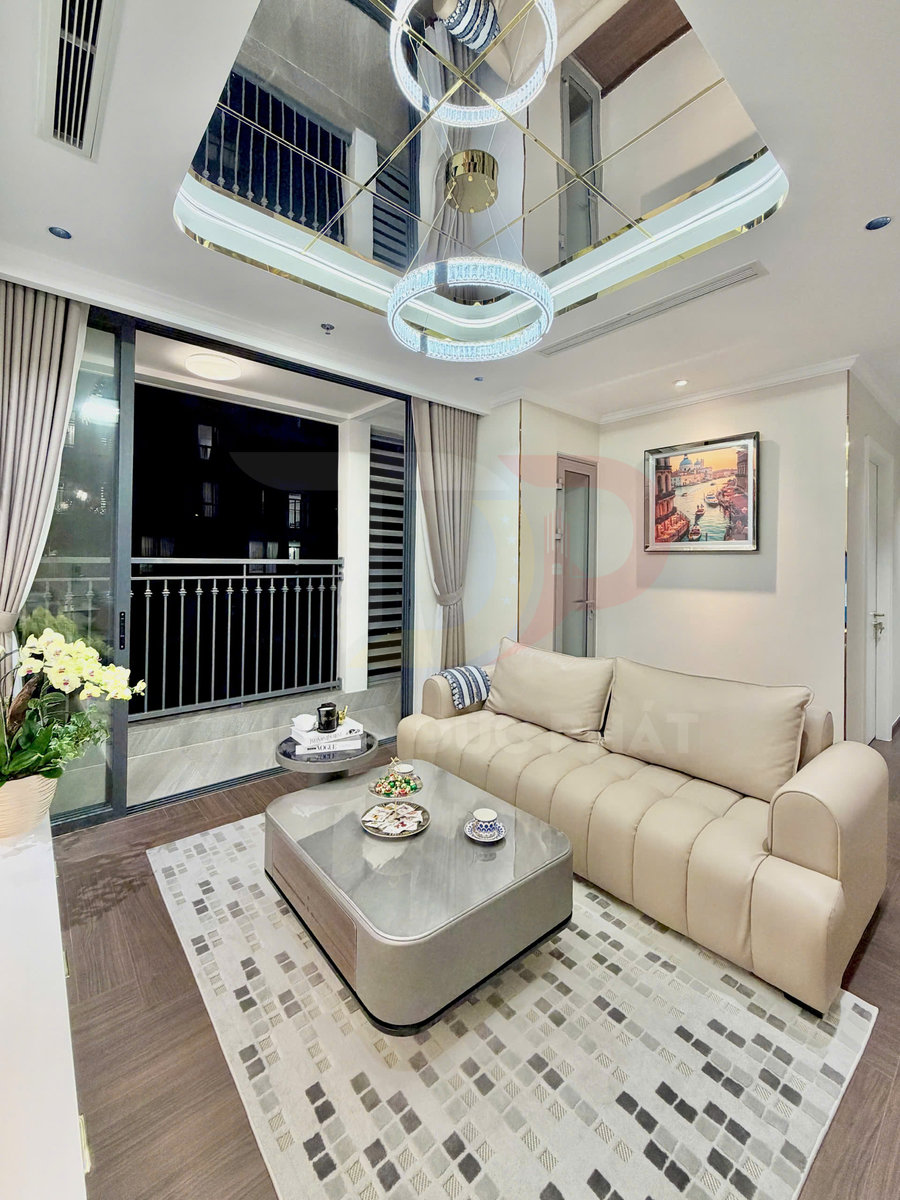Sofa da màu be hiện đại với bàn trà mặt đá và đèn trần LED sang trọng trong phòng khách căn hộ cao cấp