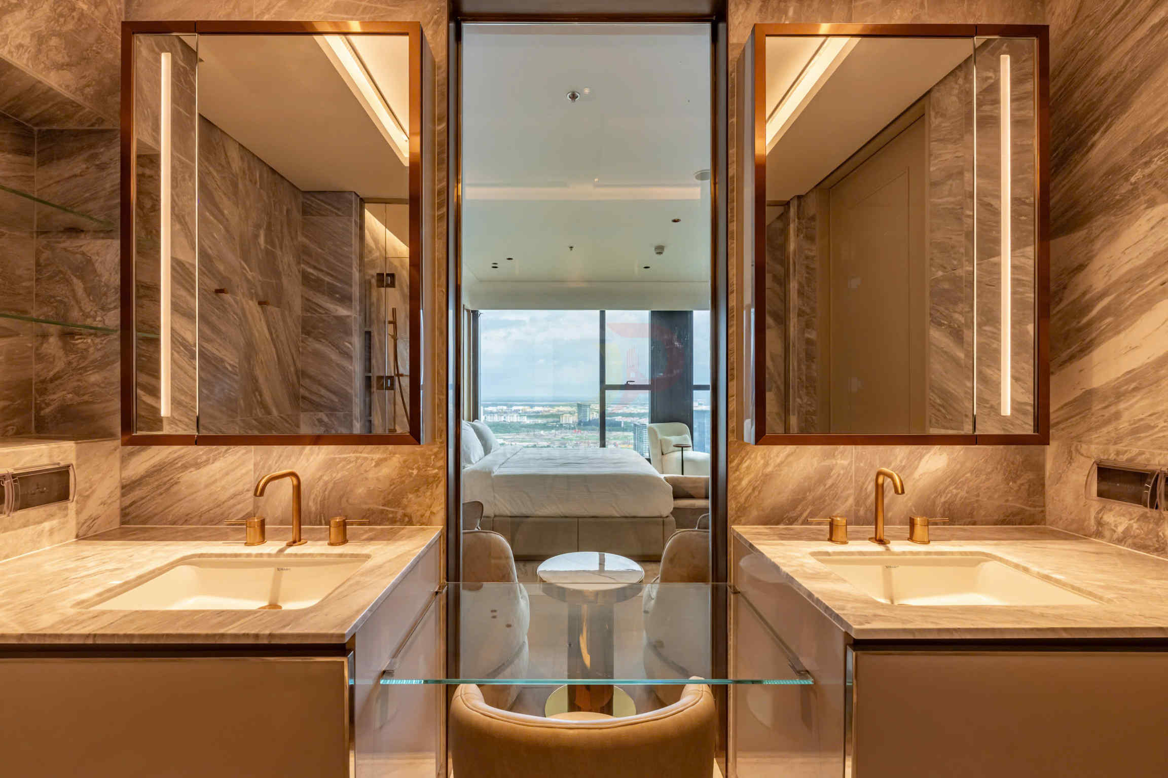 Phòng tắm đôi sang trọng với lavabo đá cẩm thạch, vòi nước mạ vàng nhìn ra phòng ngủ và view biển