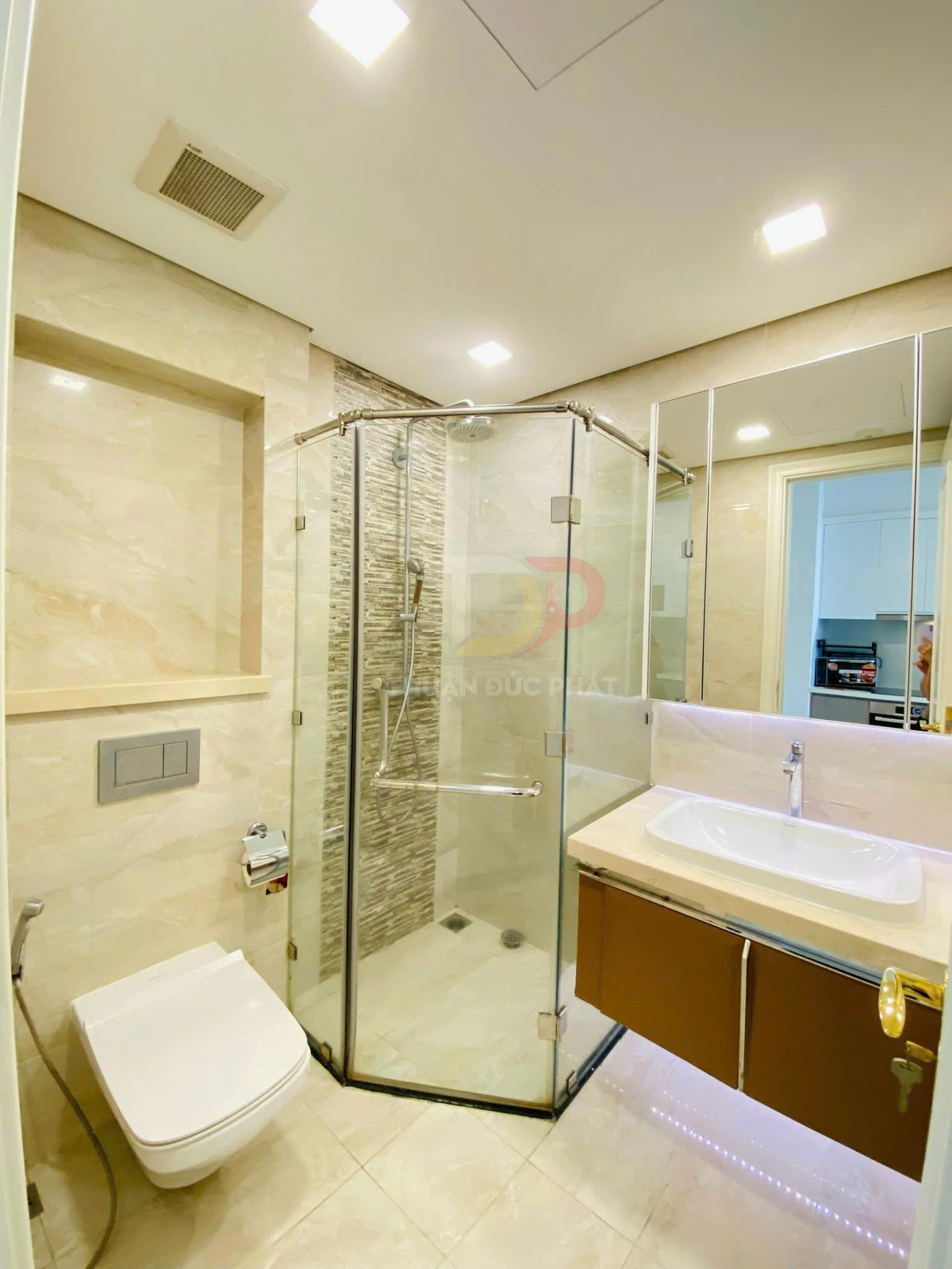 Bán căn hộ Vinhomes Golden River Aqua 4 một phòng ngủ full nội thất view sông và Landmark 81 trực diện