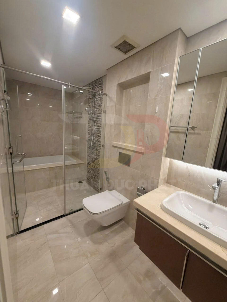Phòng tắm hiện đại với bồn rửa mặt, bồn cầu treo tường và buồng tắm kính sang trọng