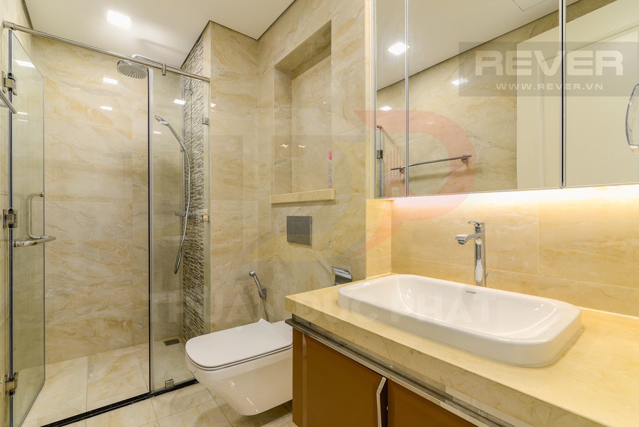 Phòng tắm hiện đại với buồng tắm kính, bồn cầu treo tường và lavabo đặt trên mặt đá sáng
