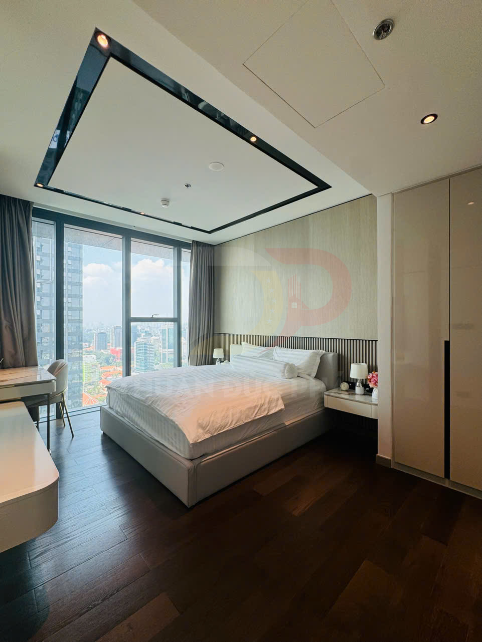 Phòng ngủ chung cư cao cấp với giường đôi trắng, sàn gỗ và cửa kính lớn nhìn ra thành phố