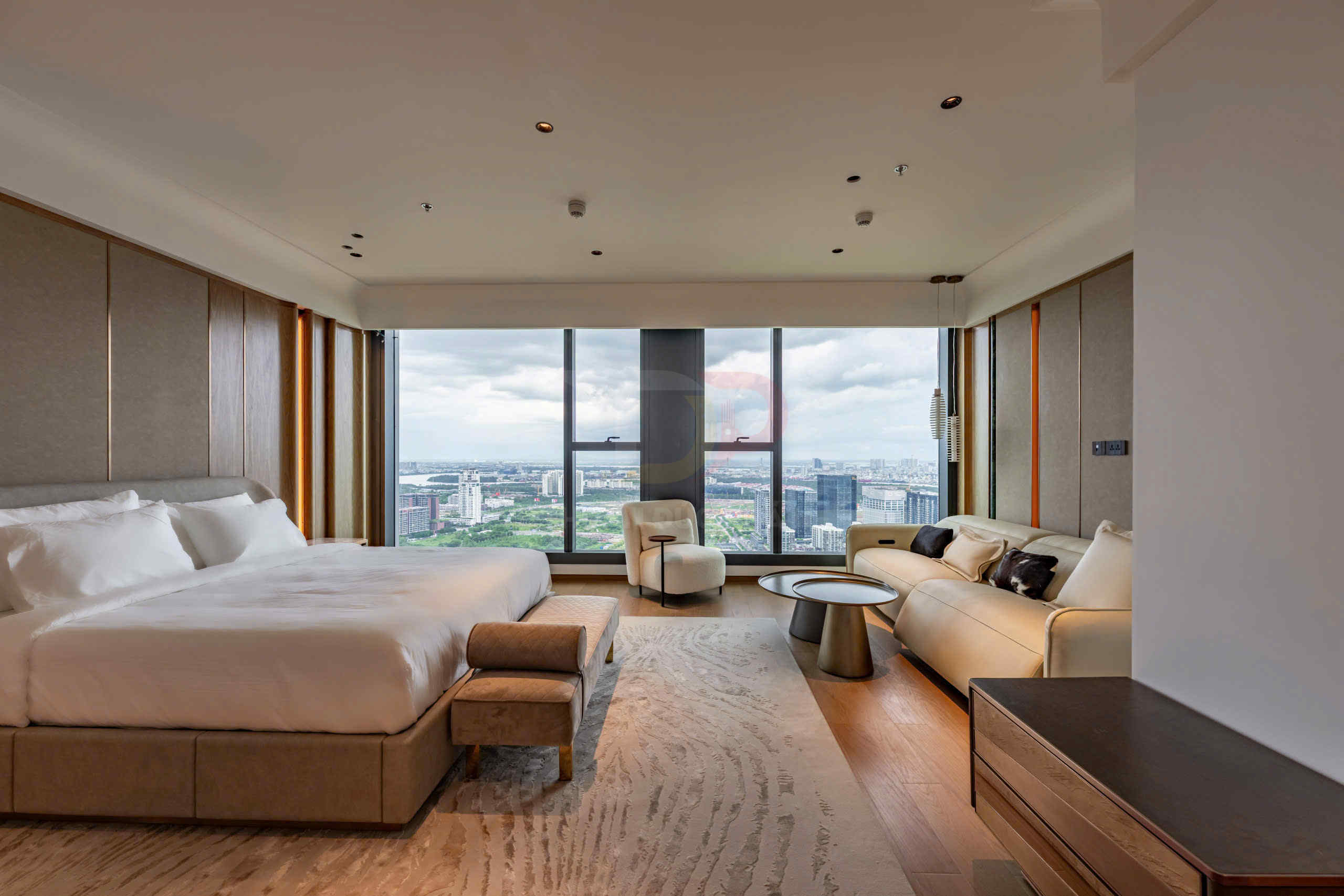 Phòng ngủ căn hộ cao cấp với giường lớn, sofa và cửa sổ kính toàn cảnh nhìn ra thành phố